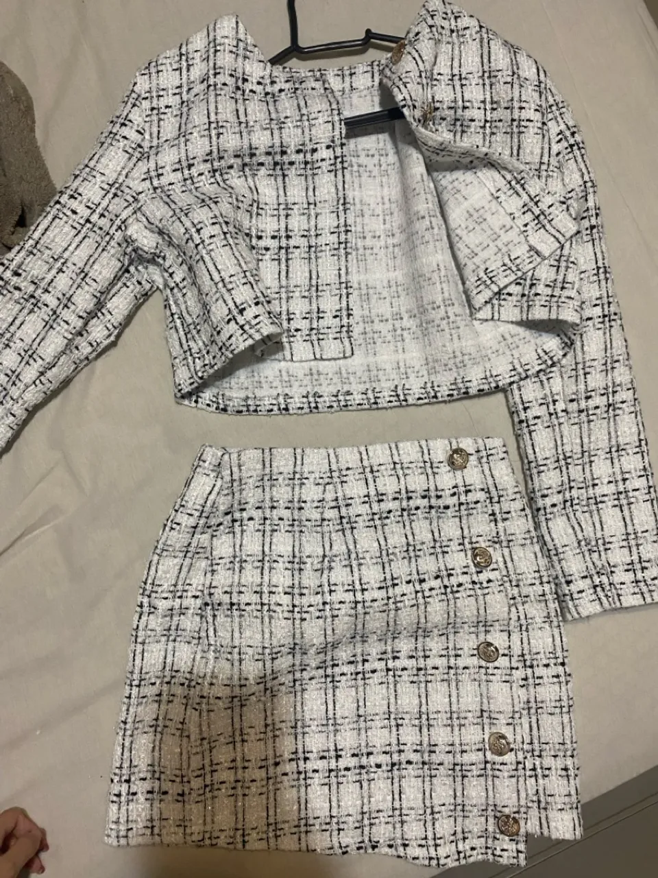 Conjunto cropped e saia xadrez branco e preto