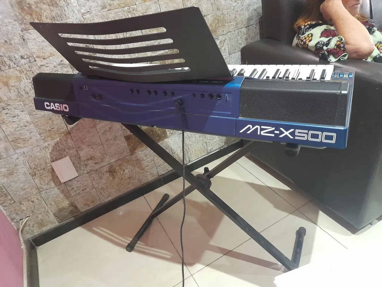 Teclado Casio MZ-X500 com suporte