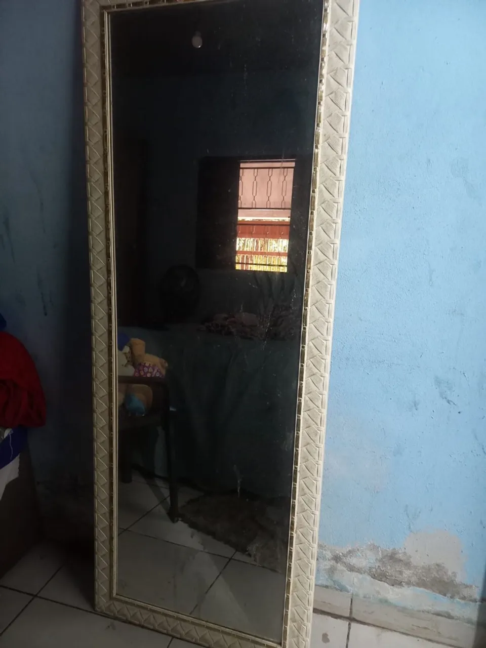 Espelho decorativo com moldura