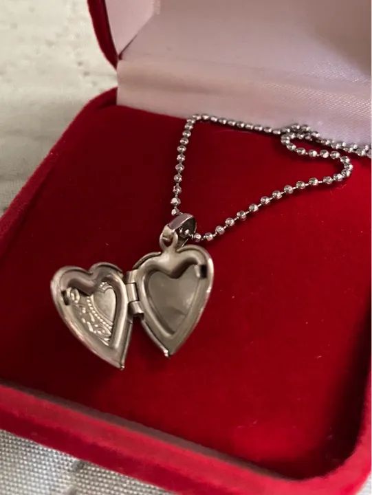 Colar de prata com relicário 