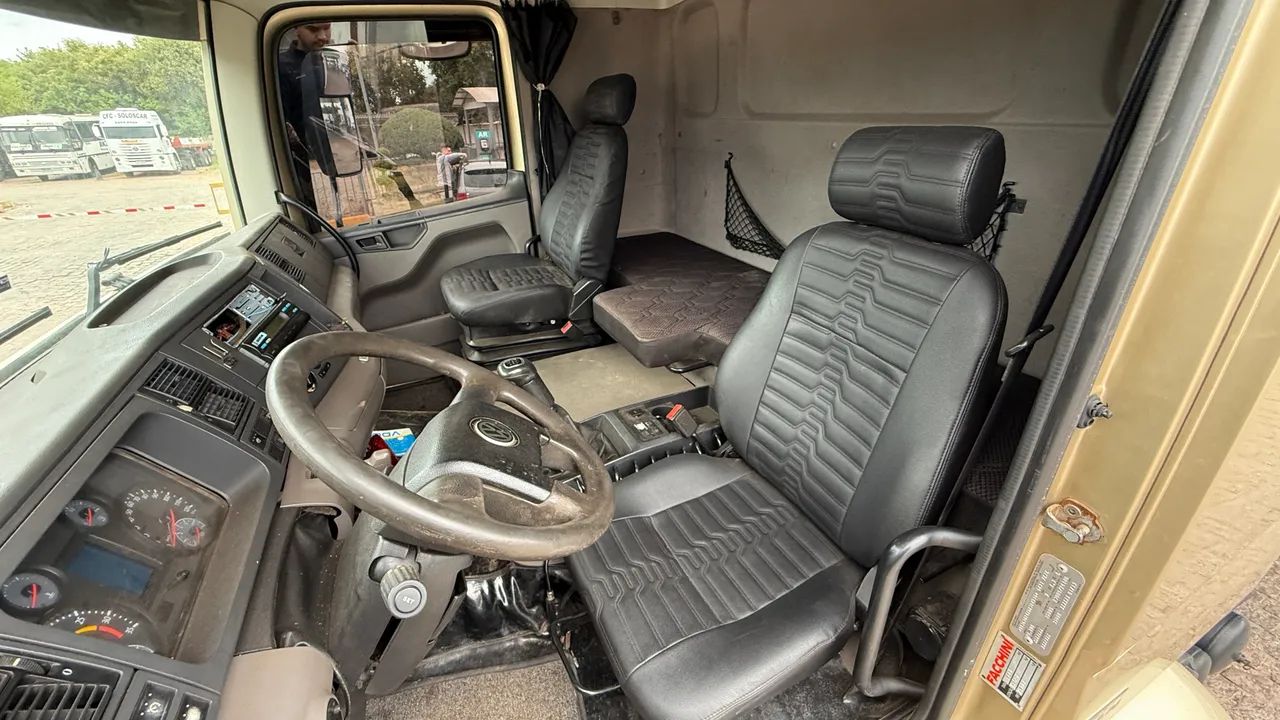 VOLKSWAGEN 24-280 6x2 ano 2013 Baú - Foto 11