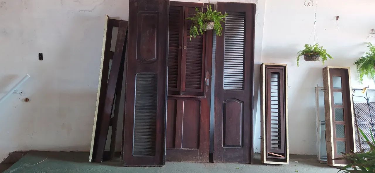 Portas de madeira maciça e janelas 