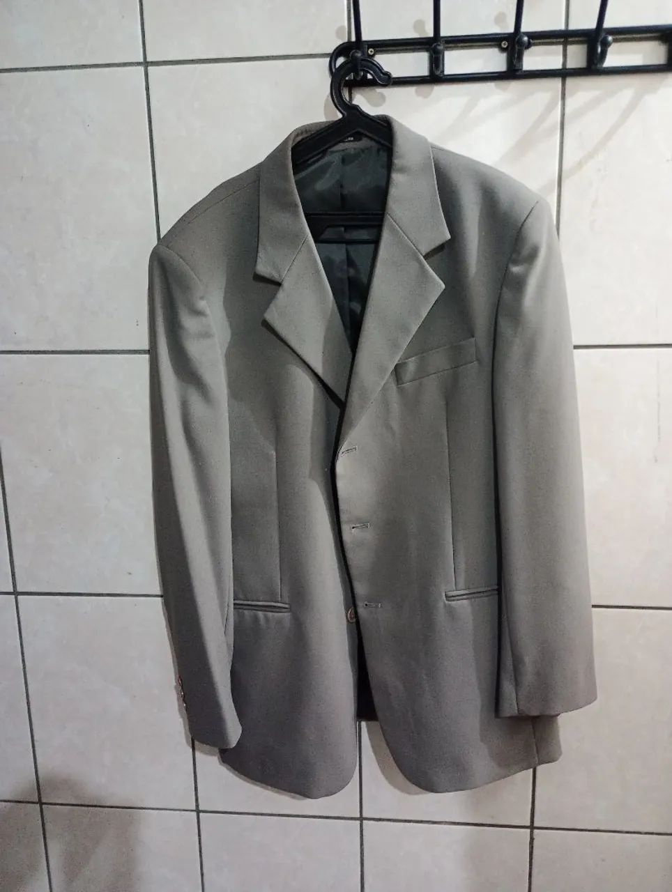 CALÇA E TERNO DE COR CINZA SEMI NOVO - Foto 4