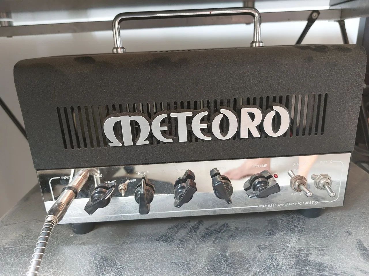 Amplificador Meteoro MHT-G 15 100% valvulado com caixa landscape