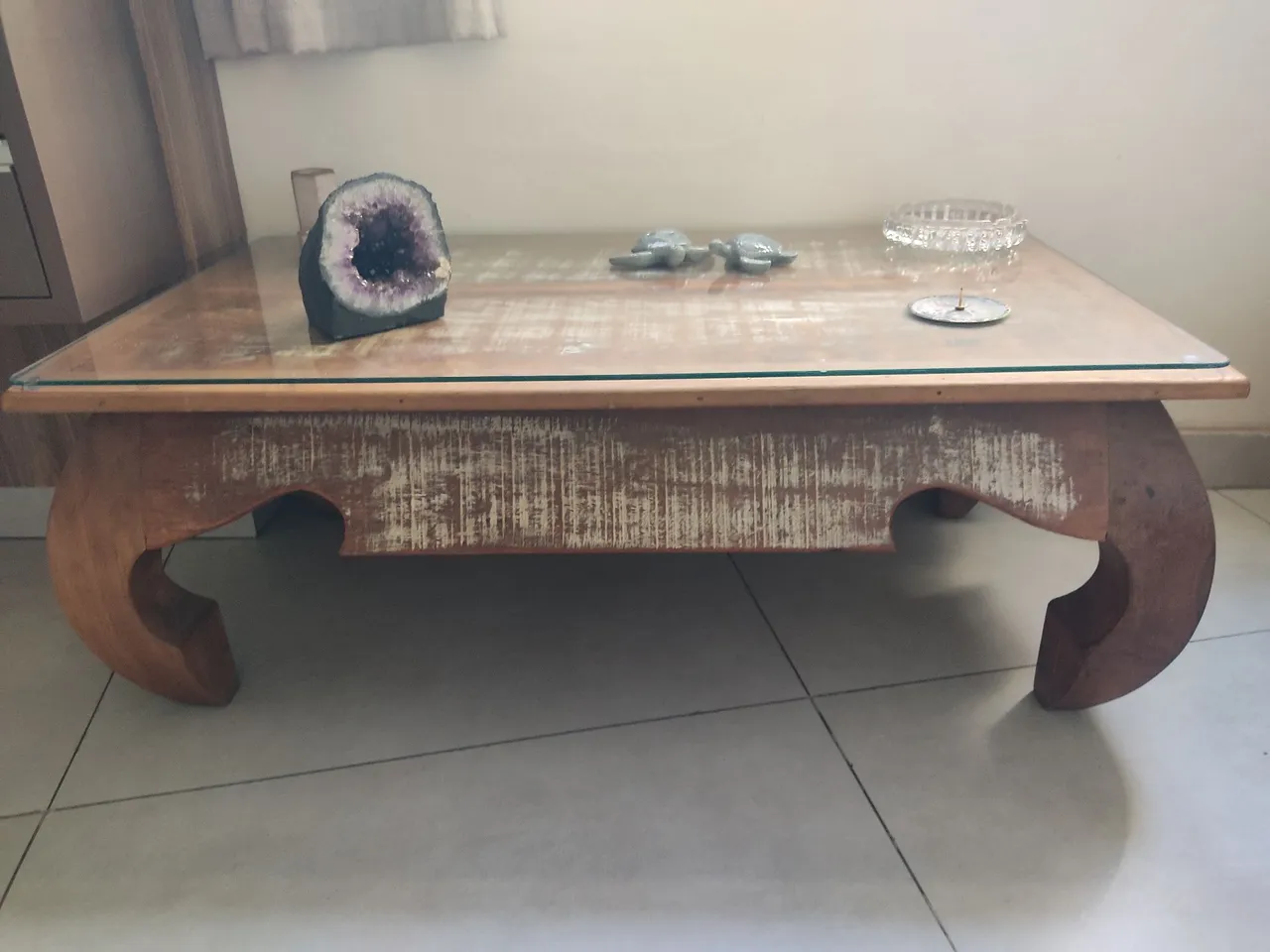 Mesa de Centro de Madeira de demolição, com Detalhes e Tampo de Vidro