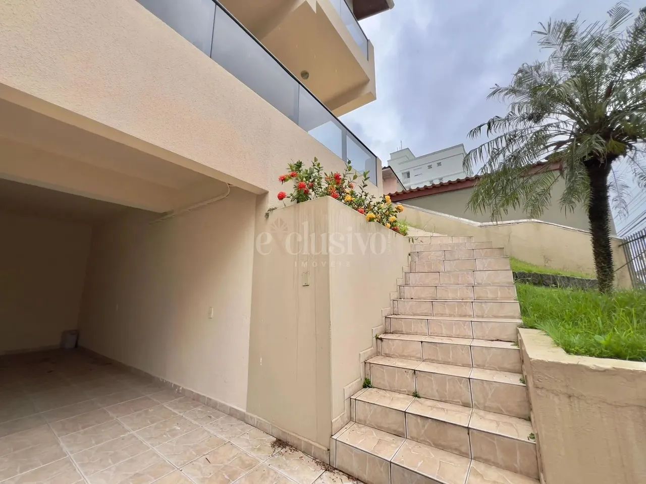 Ampla casa com 5 dormitórios e localização privilegiada - Foto 5