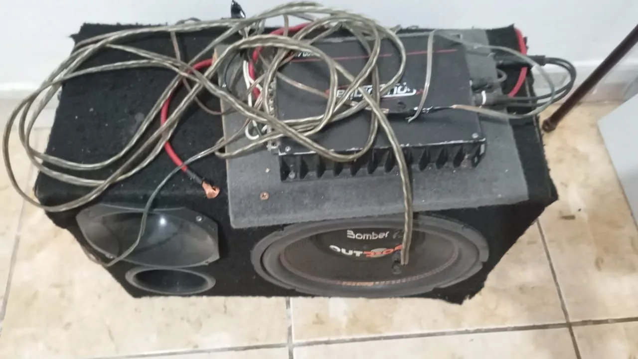 Caixa de Som Bomber e rádio com bluetooth