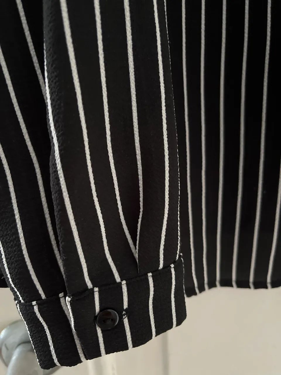 Camisa manga longa forever 21, listrada em preto e branco, tamanho M  - Foto 3