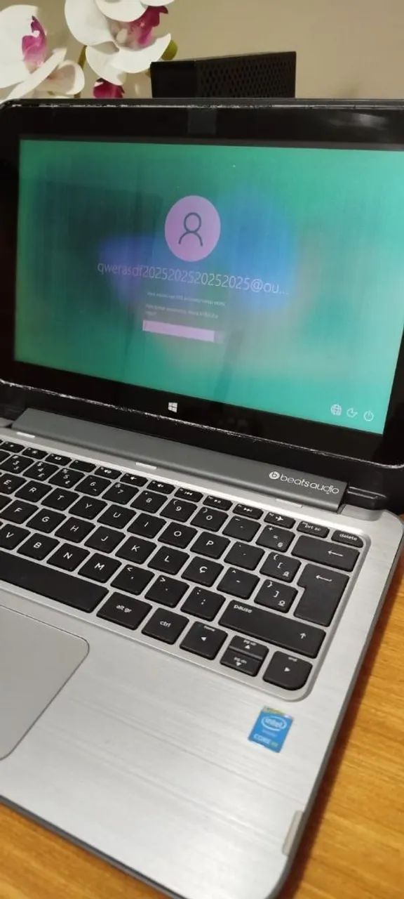 HP notebook with defective screen, it's scratched64312622465667120