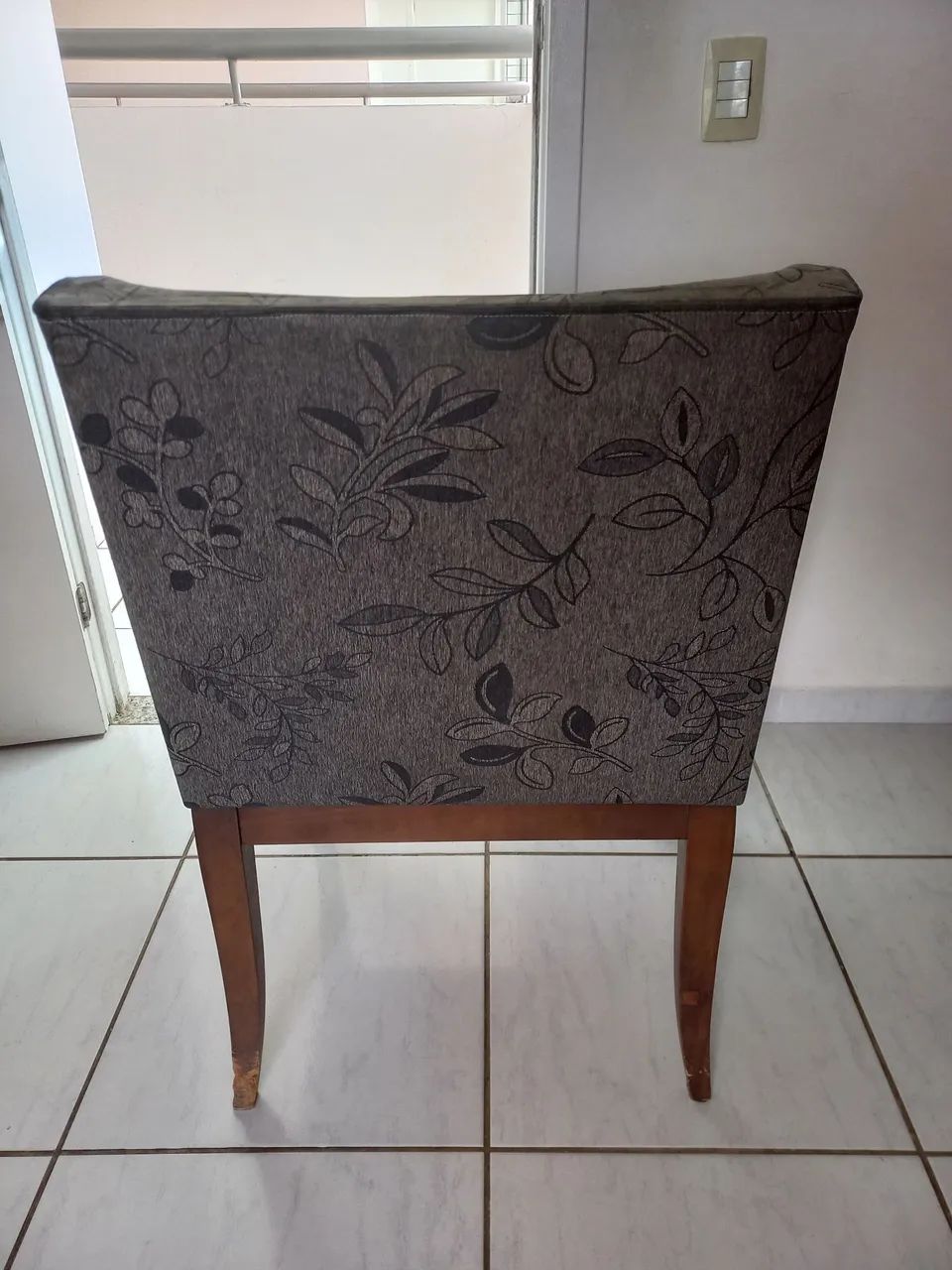 2 POLTRONAS DE MADEIRA ESTOFADA - Foto 4