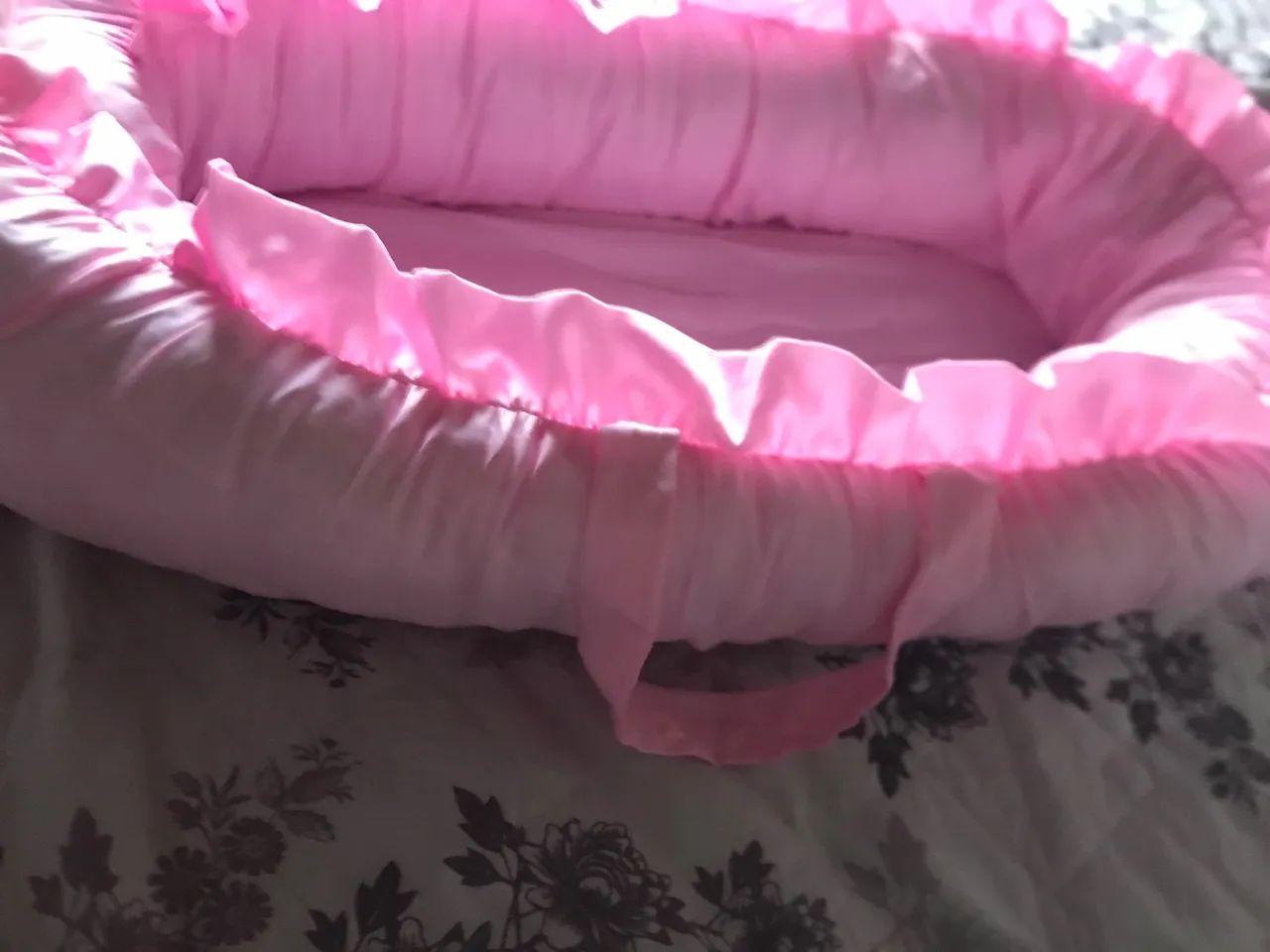 Ninho redutor de berço rosa com babado - Foto 2