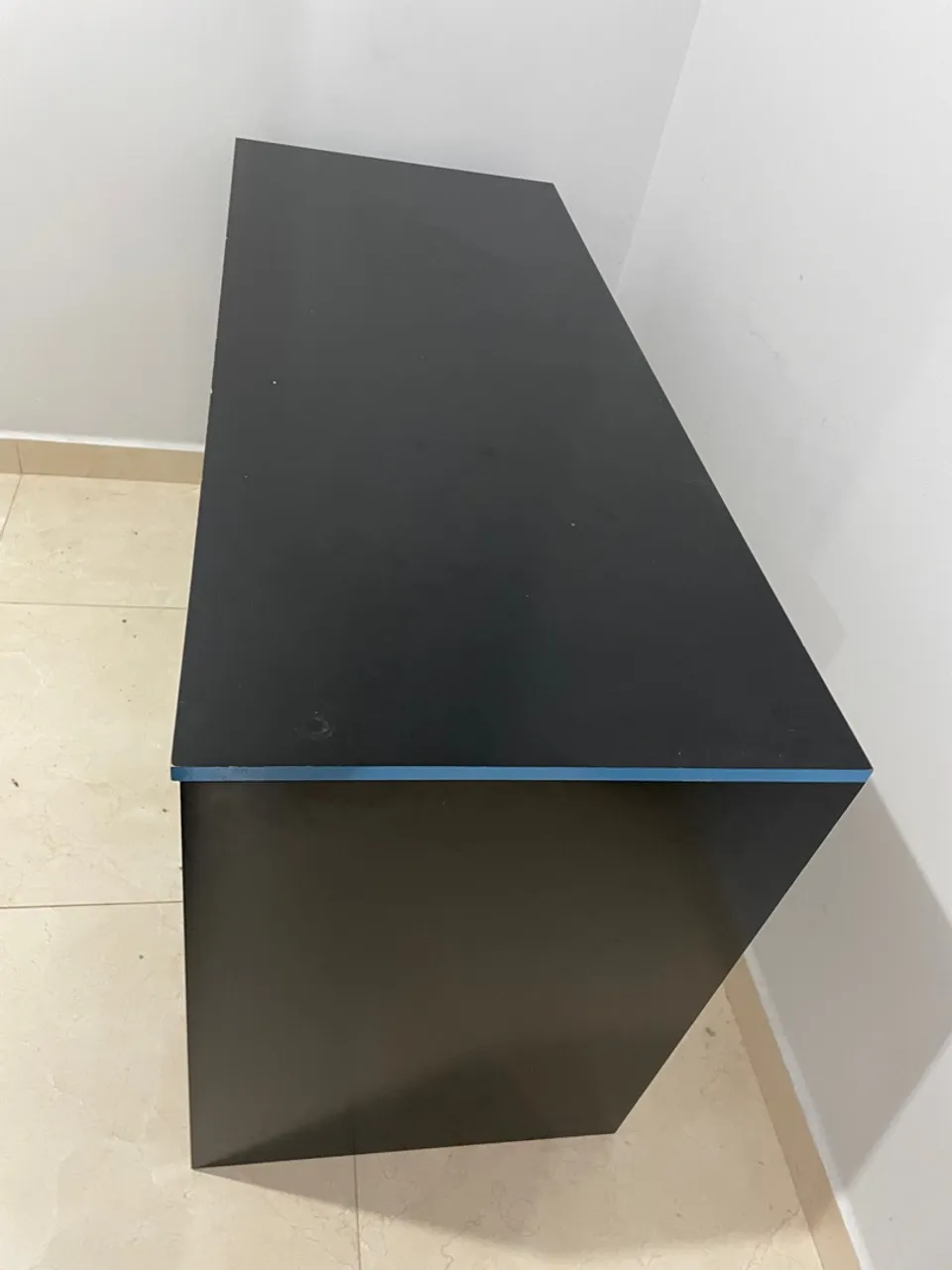 Mesa preta com detalhes em azul