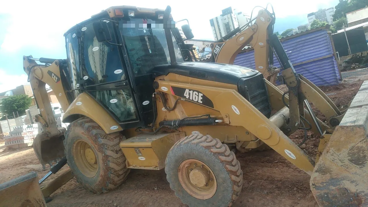 Vendo Retroescavadeira Caterpillar 416E ano 2015