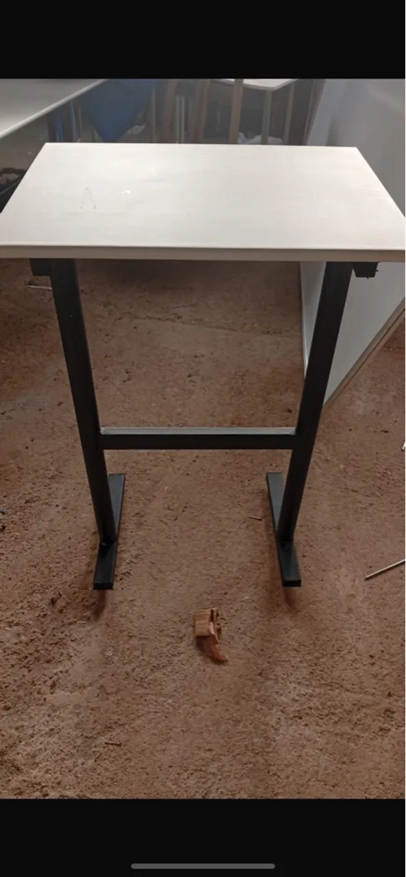 Mesa de Escritório com Design Moderno