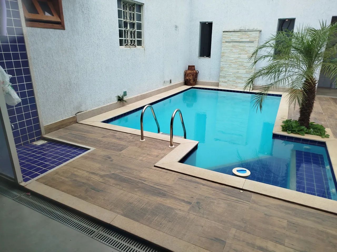 Piscina nova em casa moderna - Foto 6