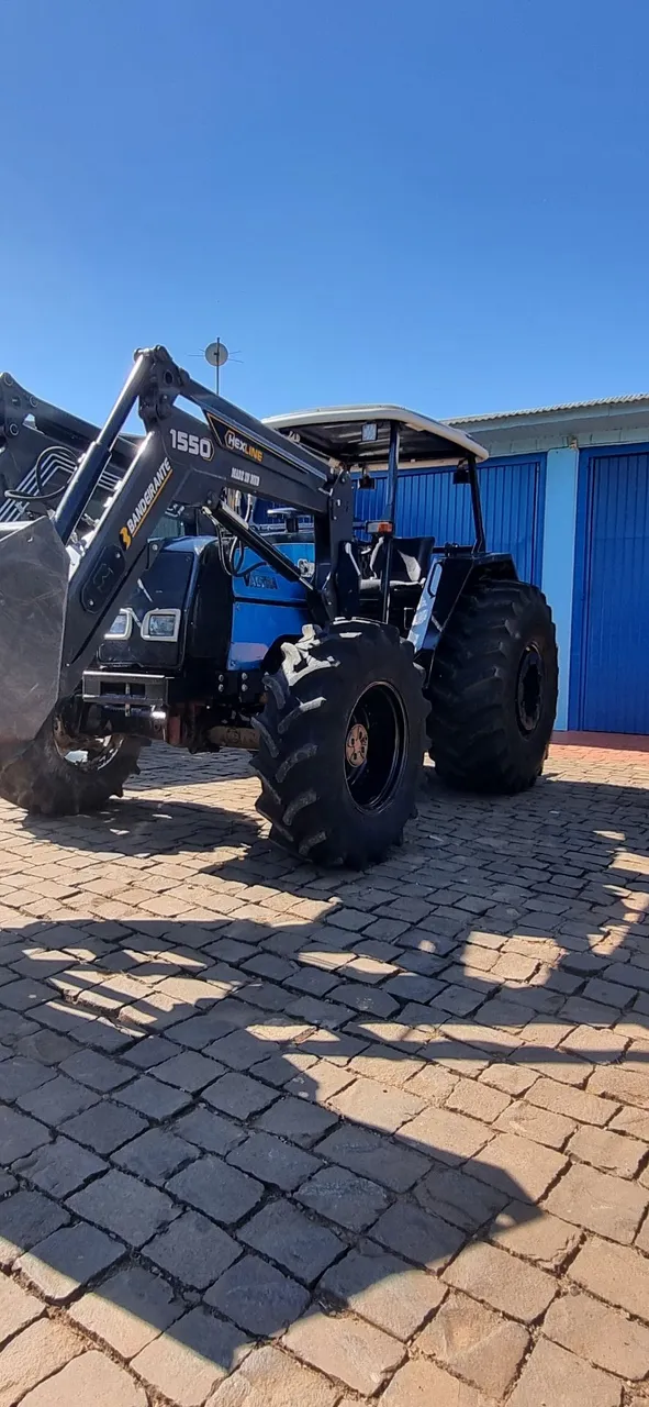 Trator Agrícola com Carregador Frontal