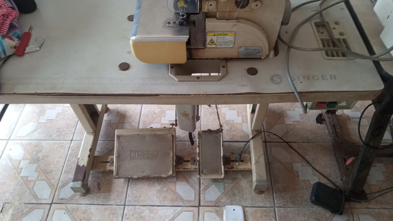 Máquina df costura overlok singer