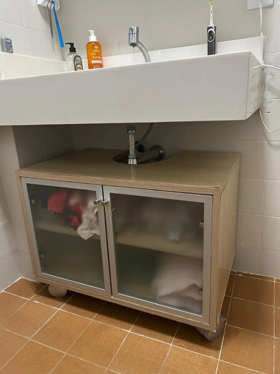 Belo conjunto de móveis em MDF para banheiro com rodinhas Tok&Stok - Foto 4