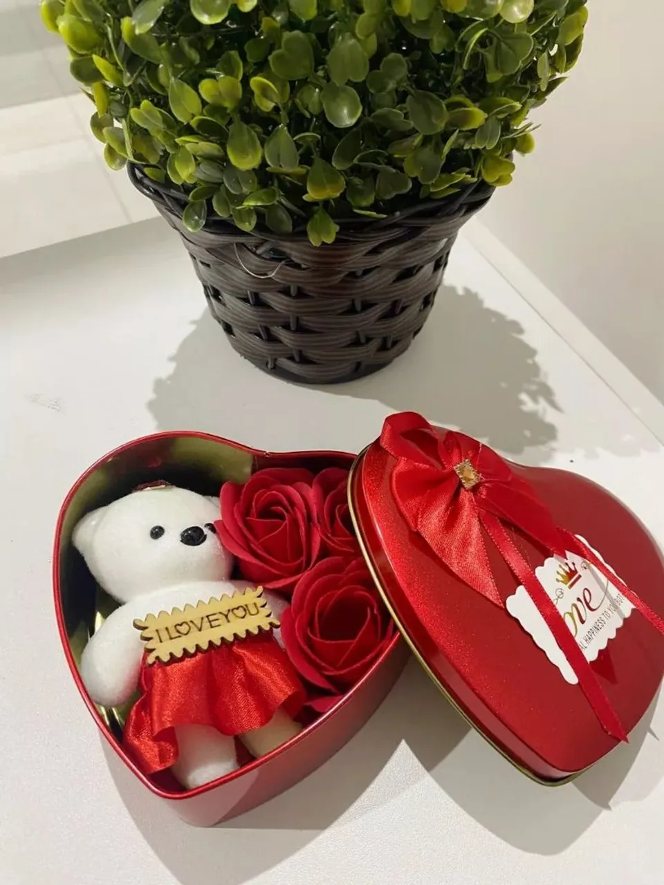 Caixa de Coração com Ursinho e Rosas Decorativas
