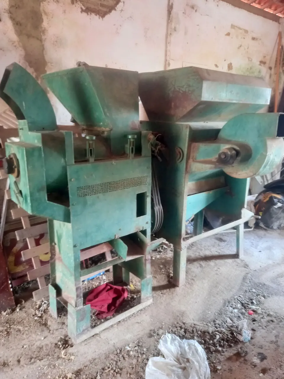 2 Máquinas, uma máquina de debulhar milho, e outra de desbulhar feijão