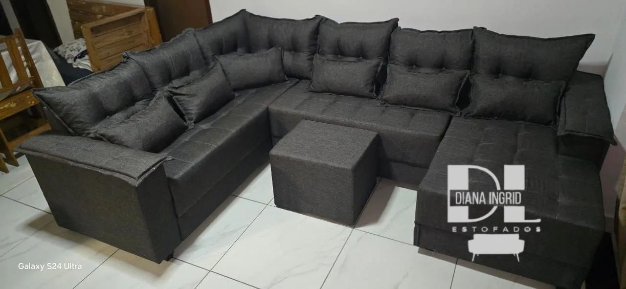 Sofá de canto modular cinza com puff