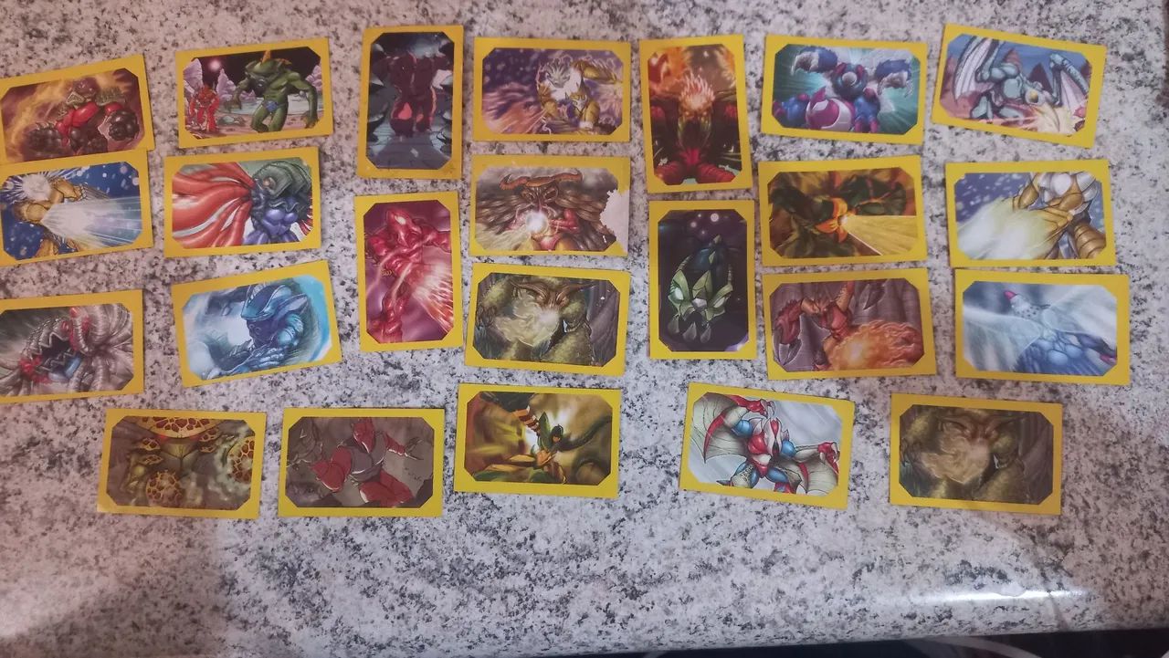 Lote com 32 figurinhas do Álbum - Gormits 