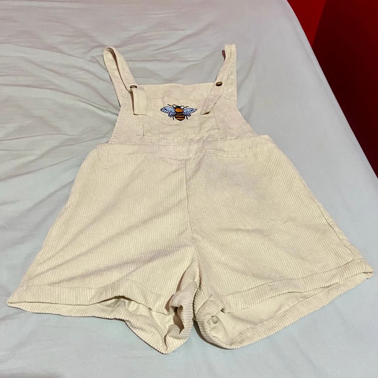 Macacão Shorts Bege Bordado Abelha Shein