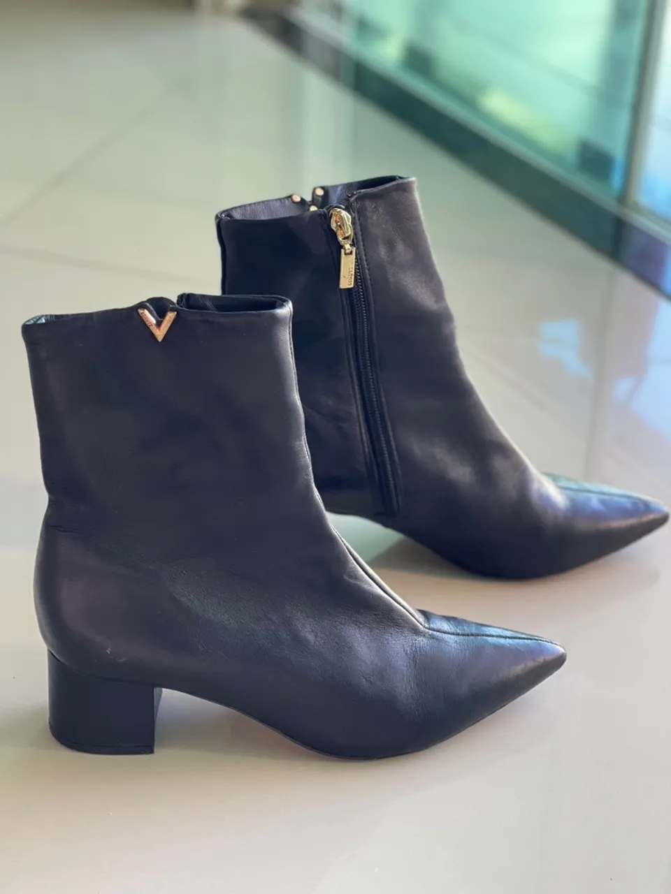 Bota Feminina de Couro Preta com Salto Baixo