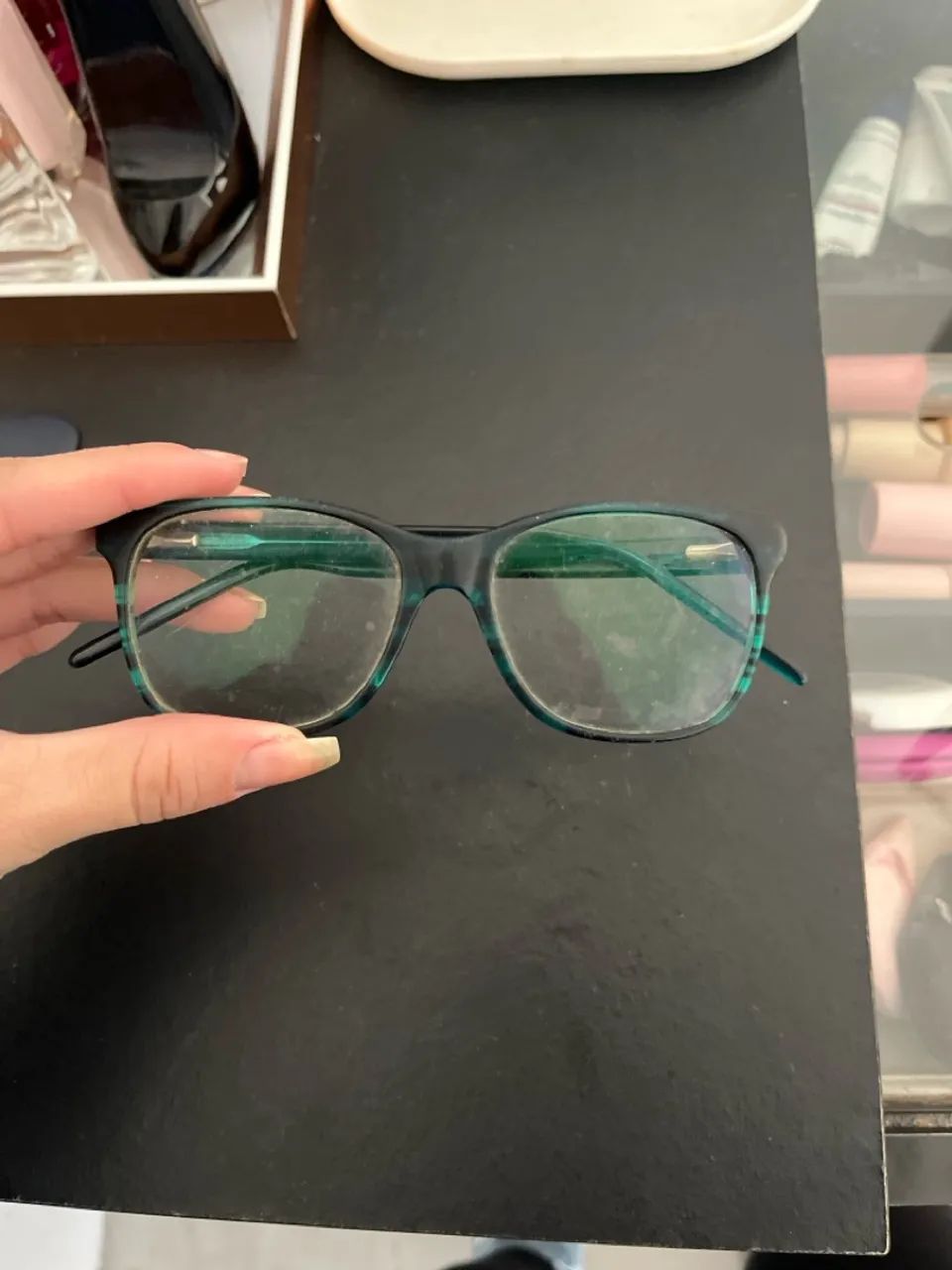 Armação de óculos preta com detalhes verdes - Foto 2