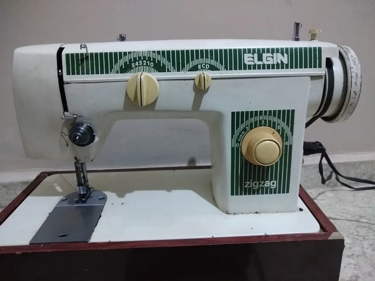 Máquina de costura Elgin antiga precisa de revisão  - Foto 6