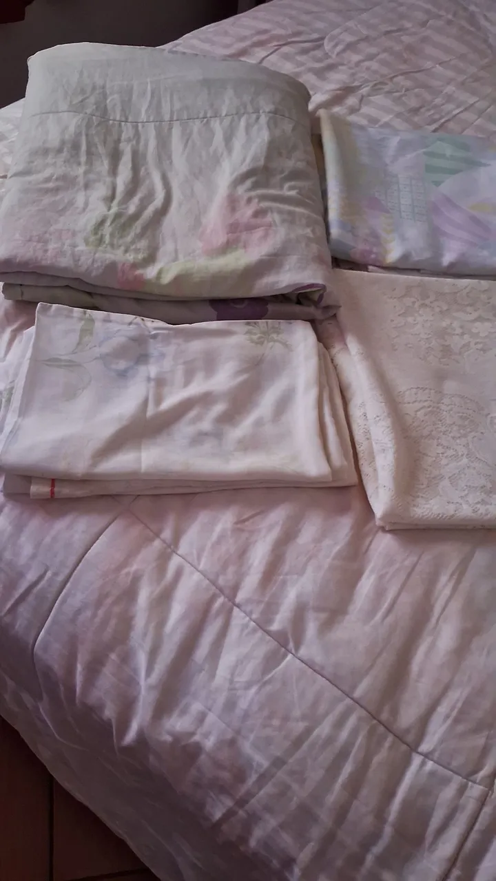 Roupas de cama e edredom mais colcha de renda