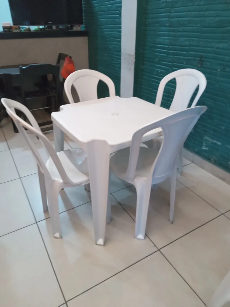 Conjunto de Mesa com 4 Cadeiras Plásticas