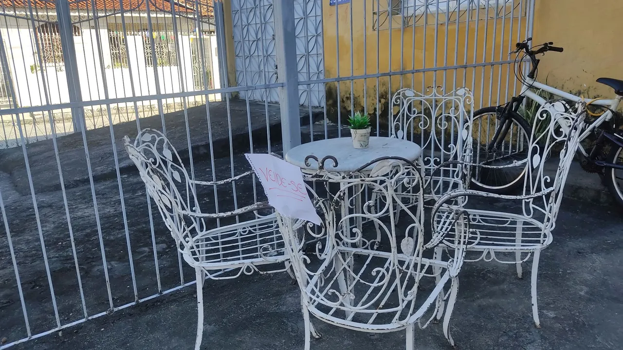 Conjunto de Mesa com 4 Cadeiras em Ferro Fundido e Tampo de Mármore
