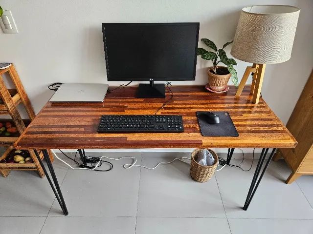 Mesa escrivaninha 135 x 60 de madeira de lei e ferro