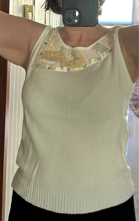 Blusa branca com detalhes em pérolas e pedrarias