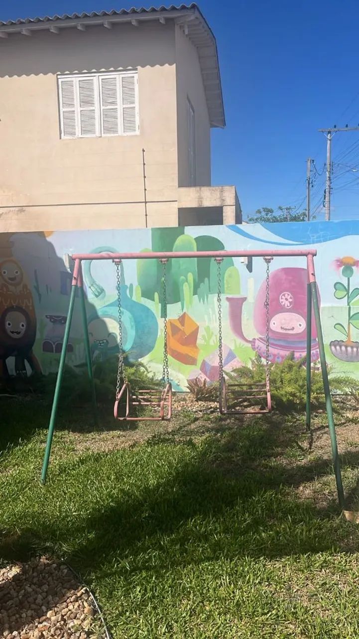 Balanço infantil de ferro- Divertido e colorido