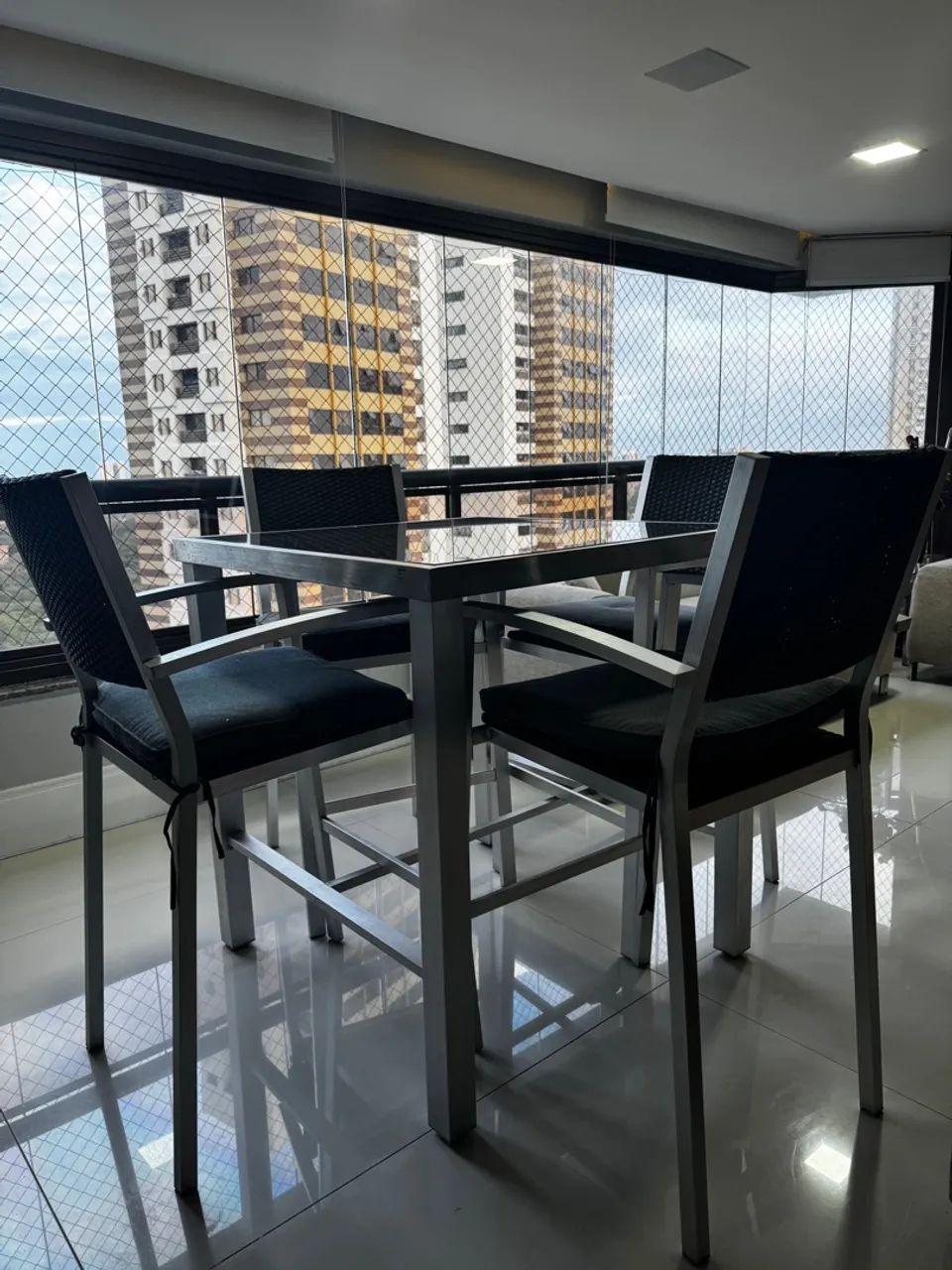 Mesa Tipo Bar Moderna com 4 Cadeiras - Alumínio e Vidro - Foto 2