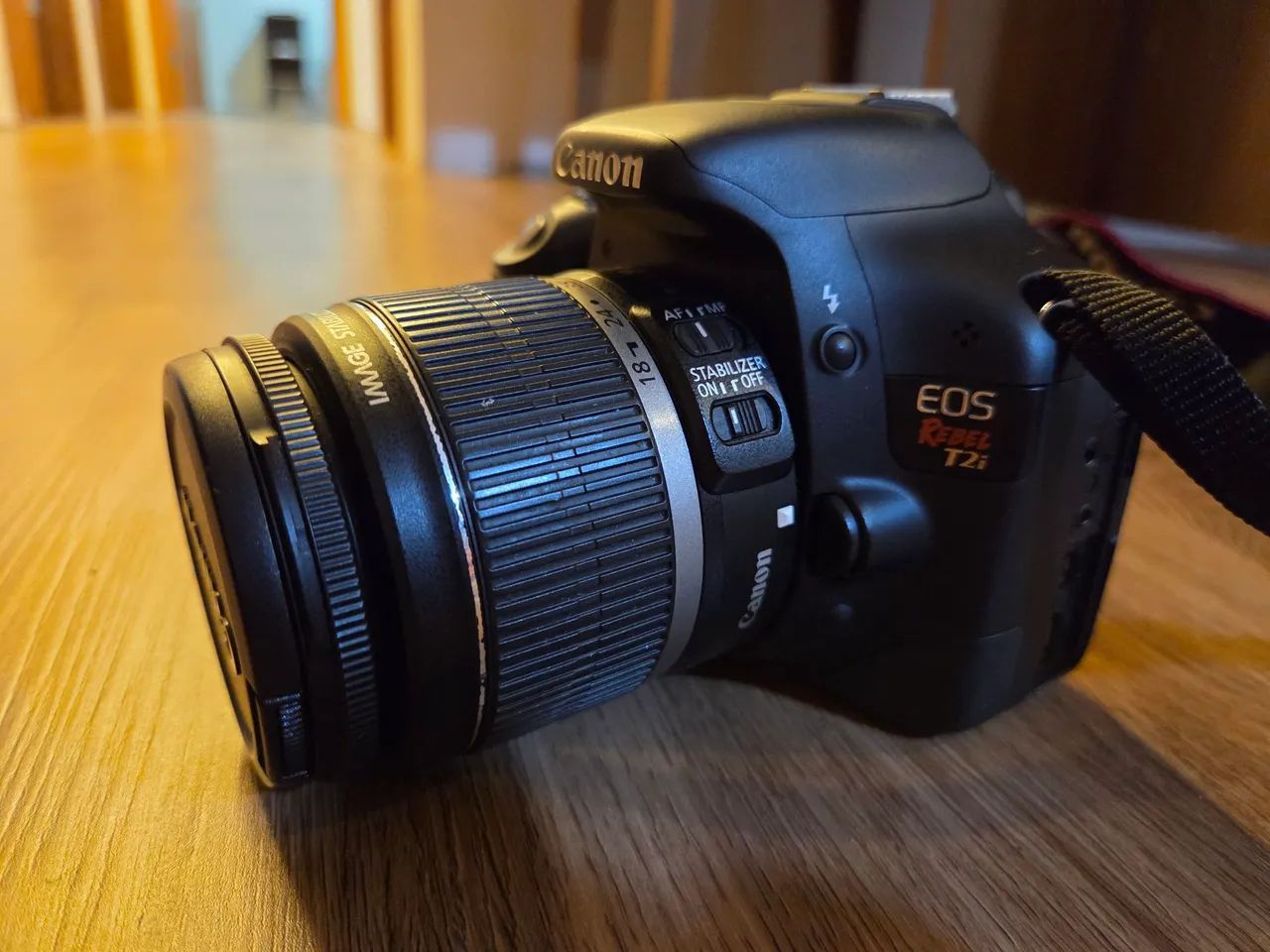Vendo Camera Cannon EOS Rebel T2i completa com case.