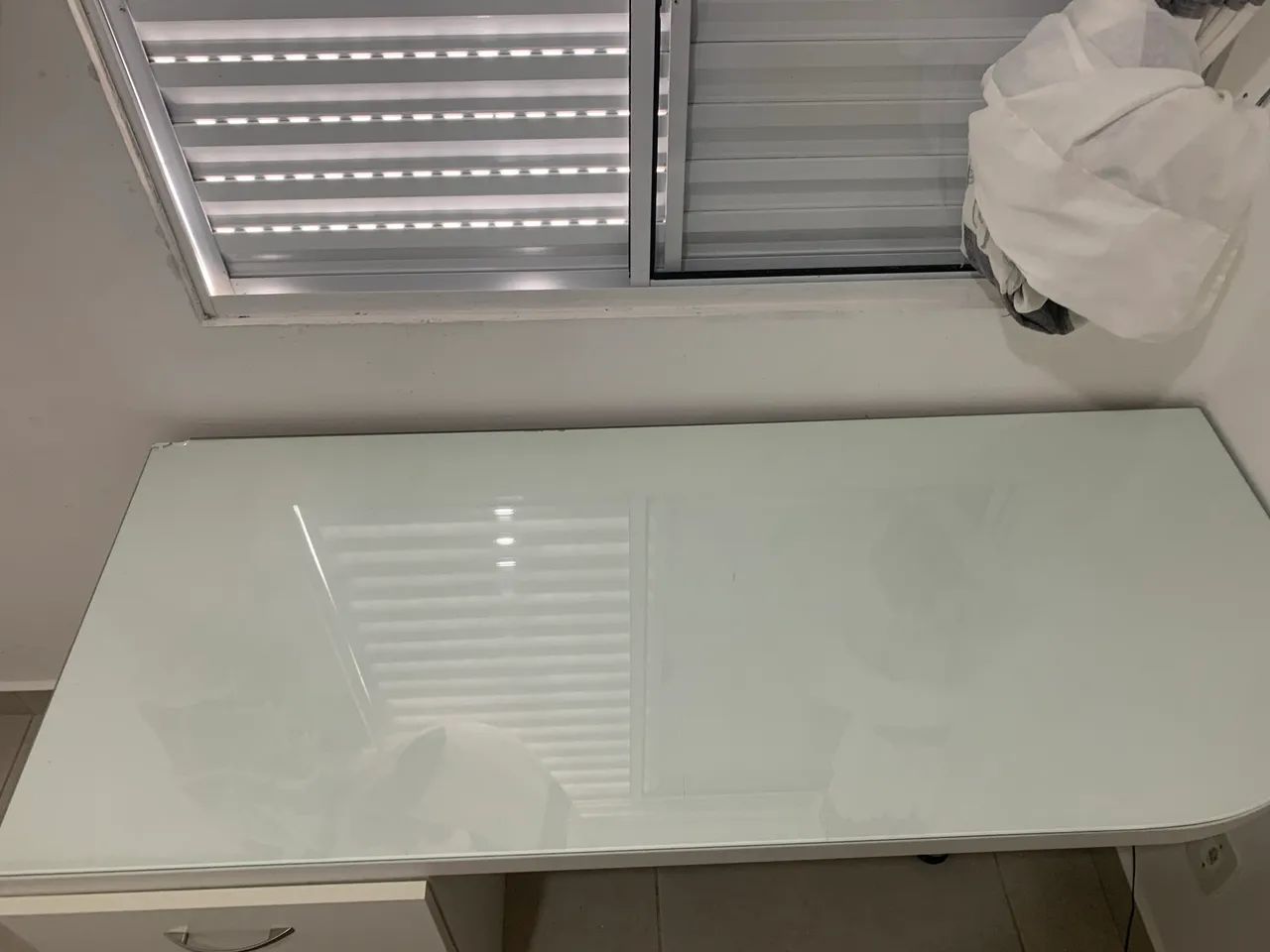 Vendo escrivaninha, 100% MDF, com três gavetas e tampo de vidro.  - Foto 4