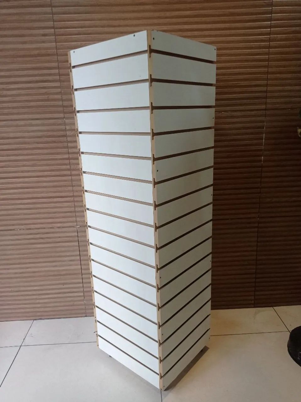 EXPOSITOR TORRE EM MDF COM RODAS - Foto 2