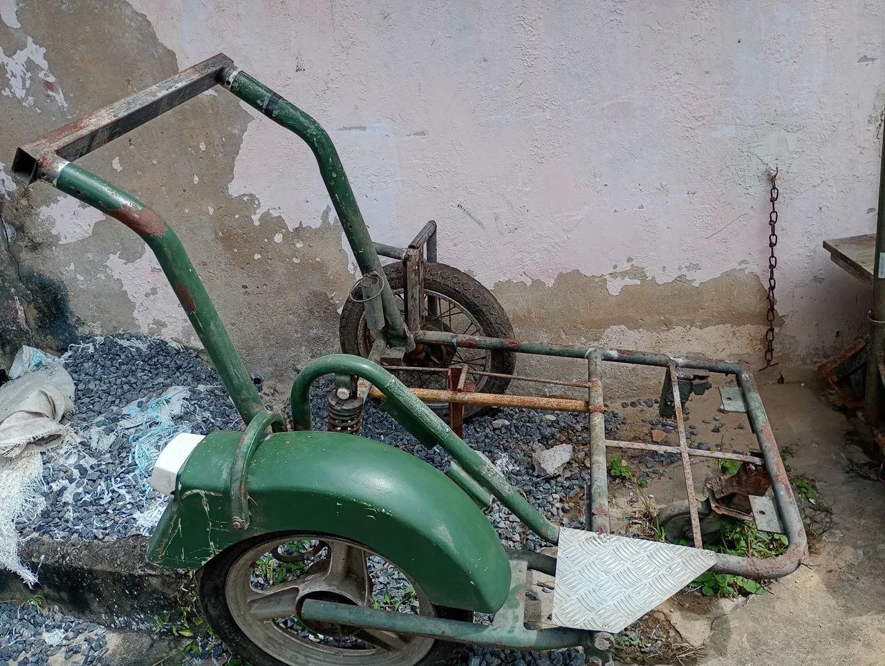 Carro com pneu de moto