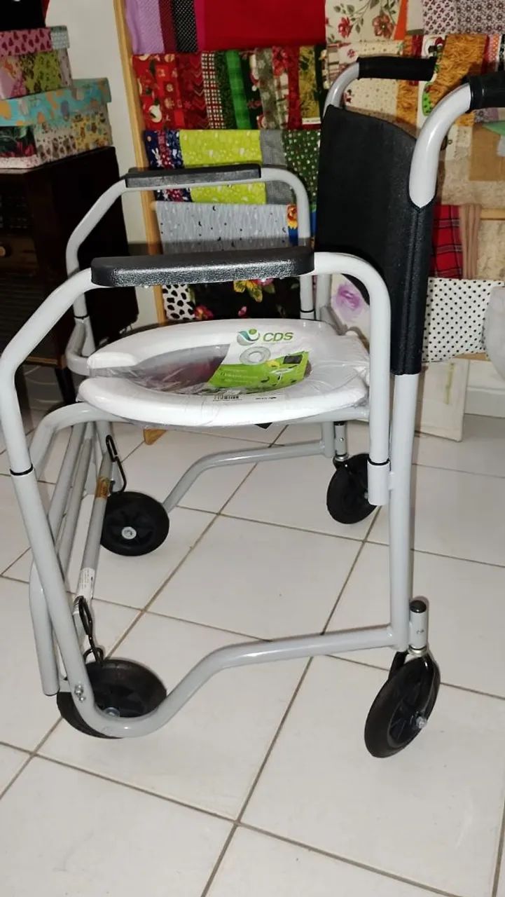 Cadeira de banho nova no plástico  - Foto 2