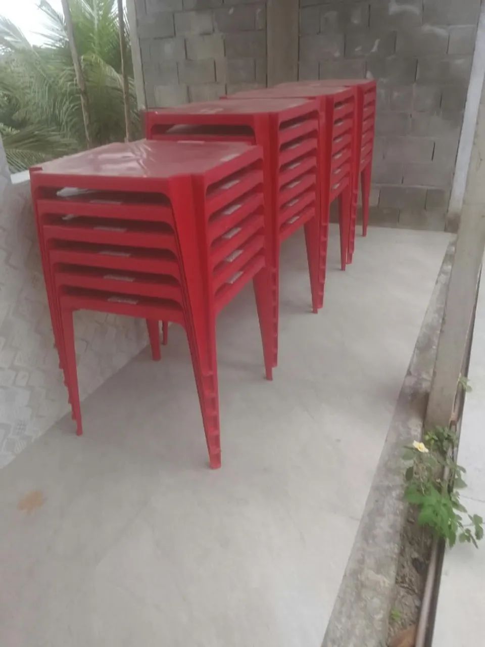 Cadeira de plástico 108 cadeira e 26 mesas 400 reais cada jogo 