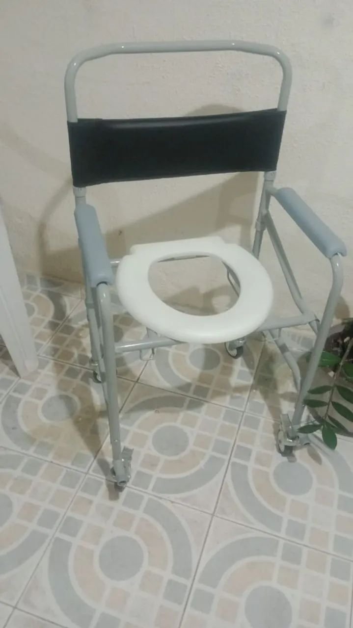Cadeira de banho semi nova - Foto 2