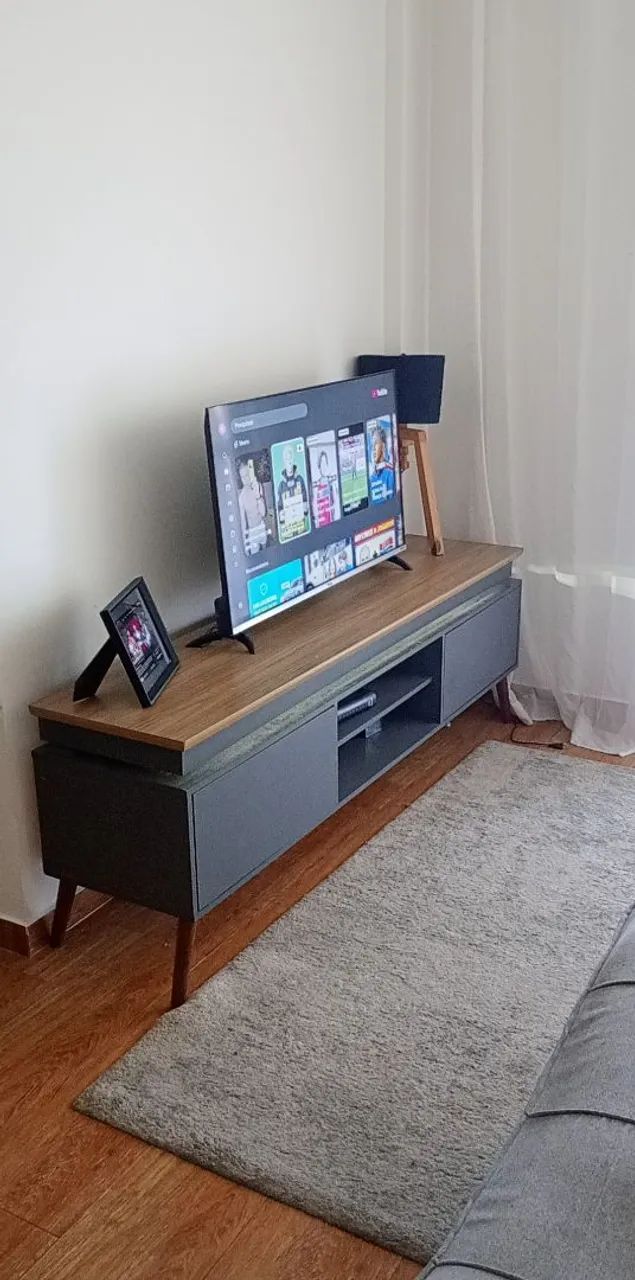 Sofá retrátil 4 lugares rack e mesa com 4 cadeiras  - Foto 3