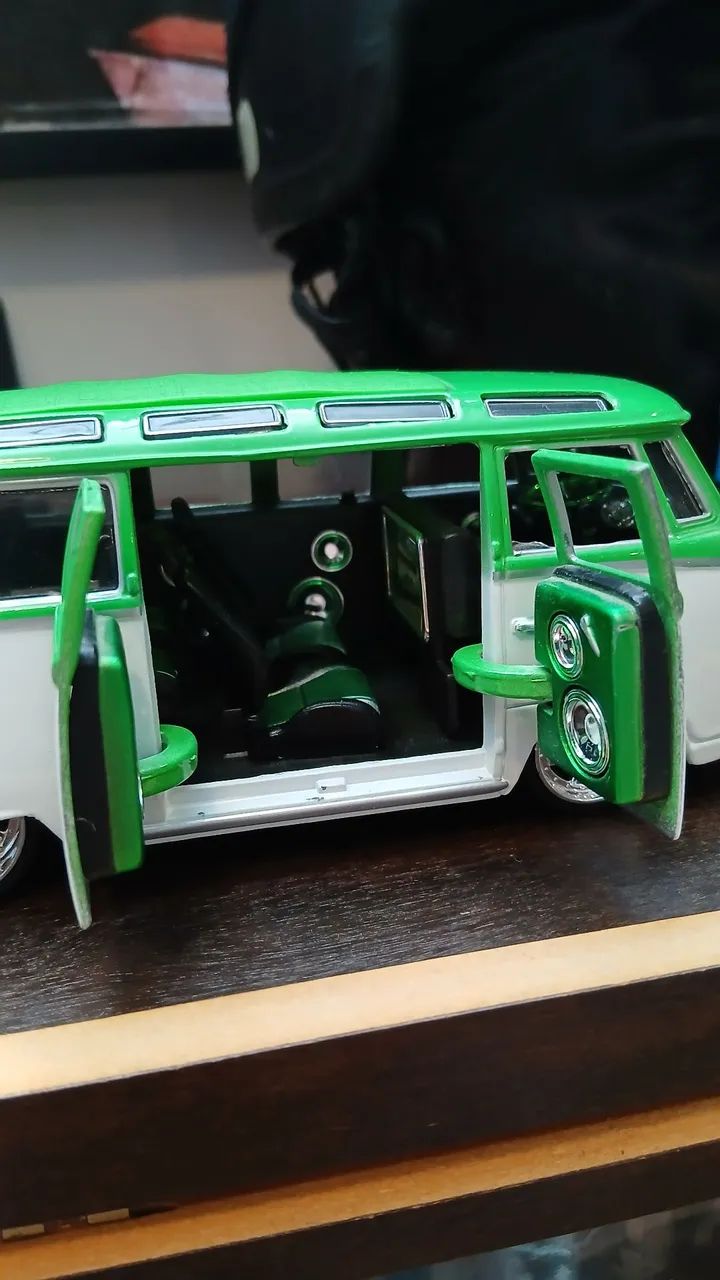 Miniatura colecionável Volkswagen Van Samba. Da Maisto - Foto 5