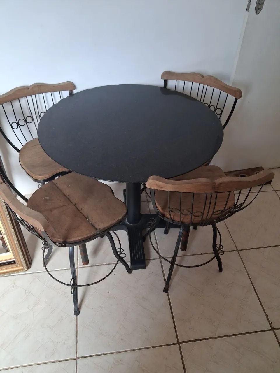 Mesa  com 4 cadeiras  p/rsuch