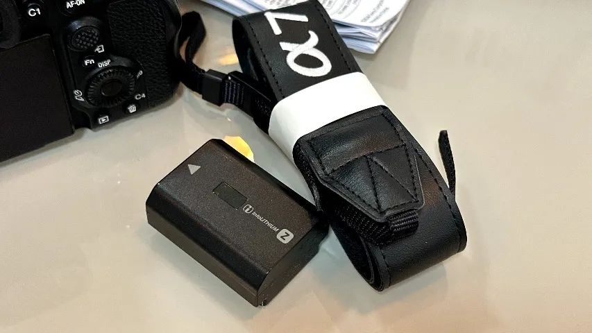 Câmera Sony A7IV - Caixa e cabos originais. - Foto 3