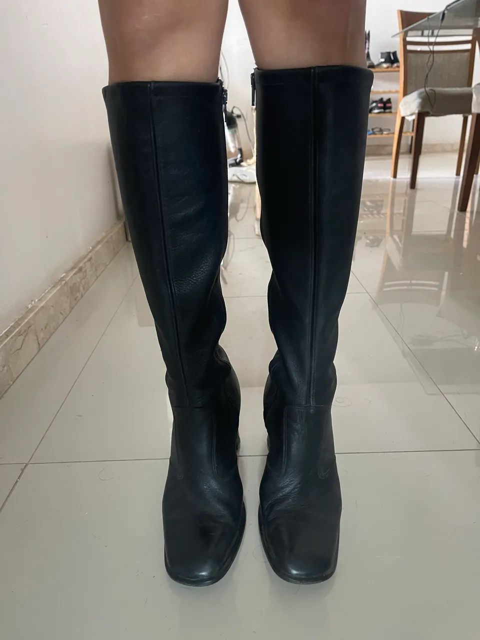 Bota em couro cano alto 