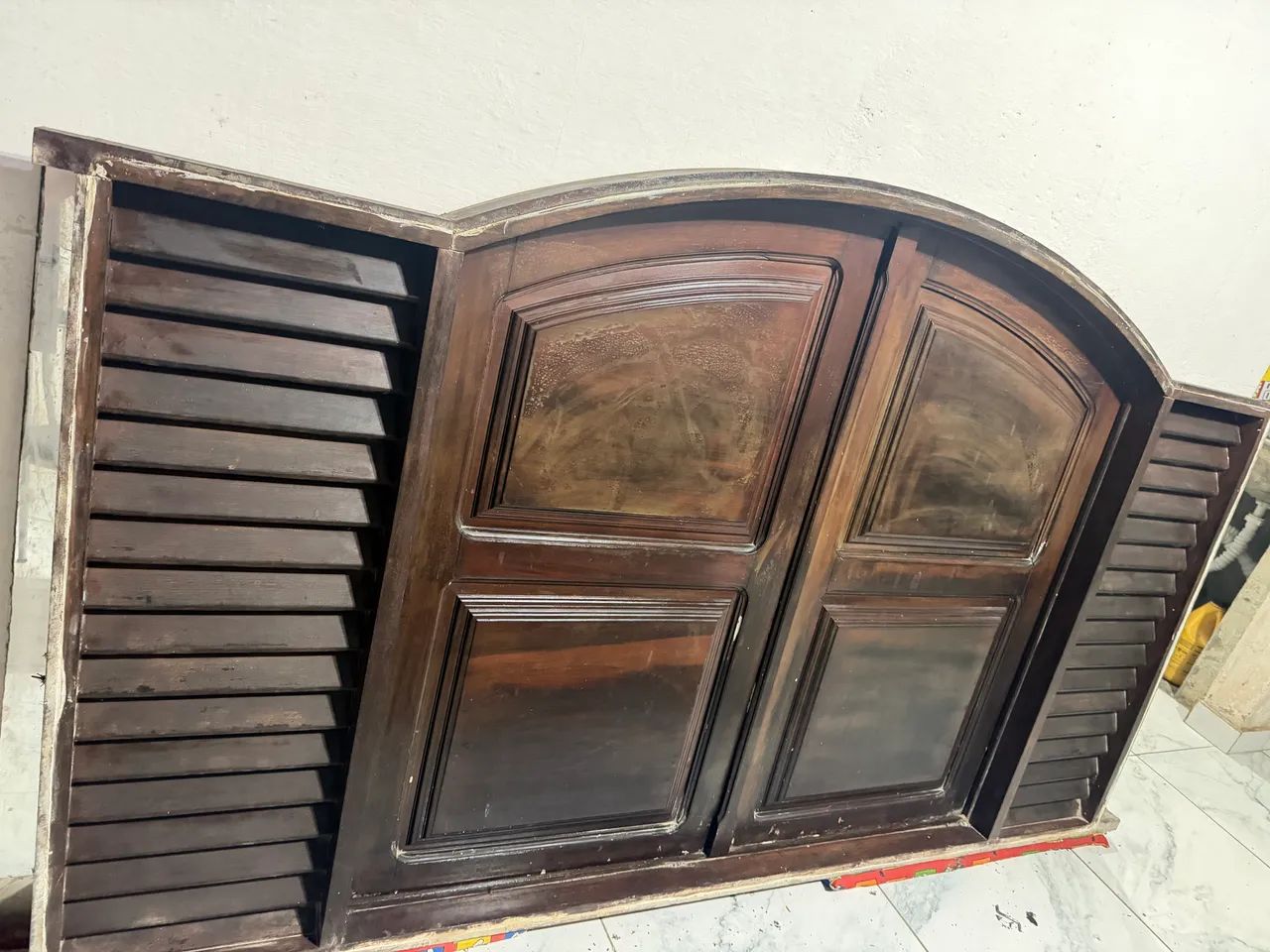 Janela de madeira maciça 